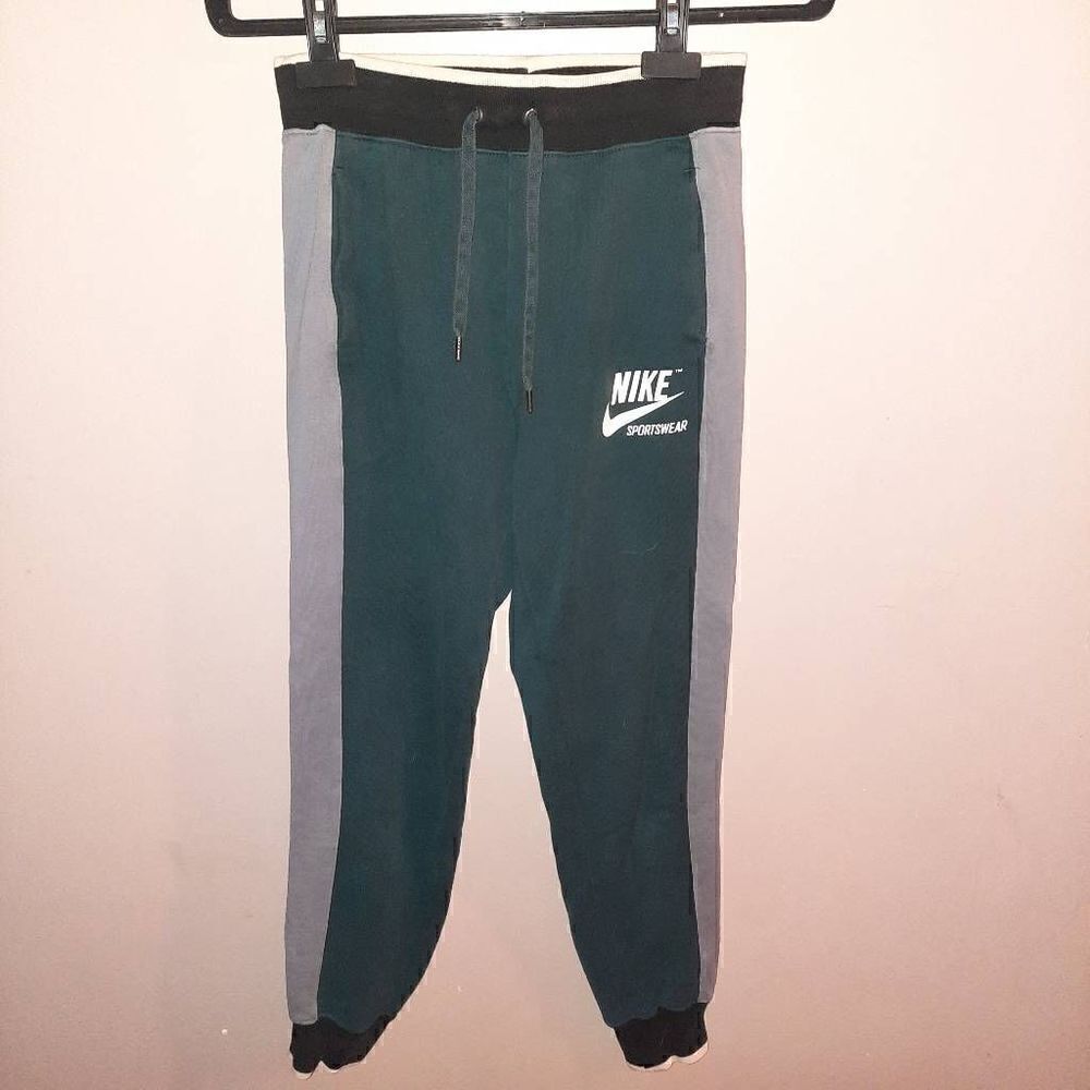Retro Nike Sportswear Joggers